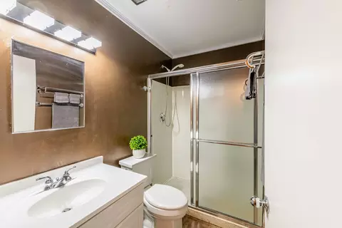 Bath - 945 Heather Ln, Hoffman Estates, IL 60169 photo 4 of 4
