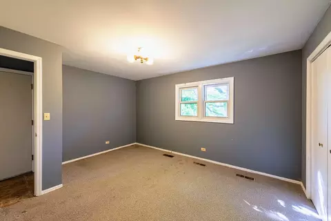 Bedroom - 945 Heather Ln, Hoffman Estates, IL 60169 photo 4 of 4