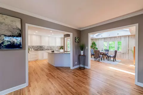 Entry Way - 945 Heather Ln, Hoffman Estates, IL 60169 photo 4 of 5