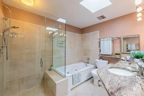 Bath - 945 Heather Ln, Hoffman Estates, IL 60169 photo 2 of 4
