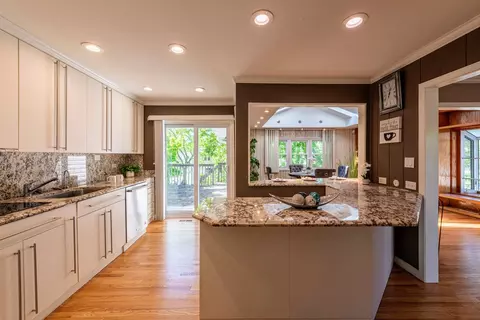 Kitchen - 945 Heather Ln, Hoffman Estates, IL 60169 photo 2 of 5