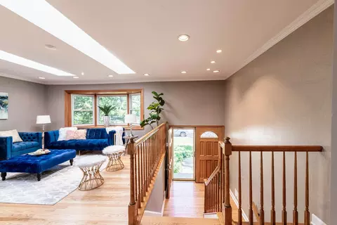 Entry Way - 945 Heather Ln, Hoffman Estates, IL 60169 photo 1 of 5