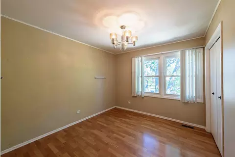 Bedroom - 945 Heather Ln, Hoffman Estates, IL 60169 photo 3 of 4
