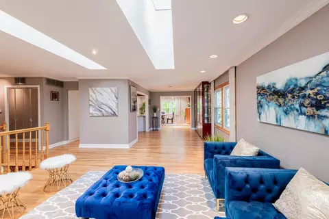 Entry Way - 945 Heather Ln, Hoffman Estates, IL 60169 photo 2 of 5