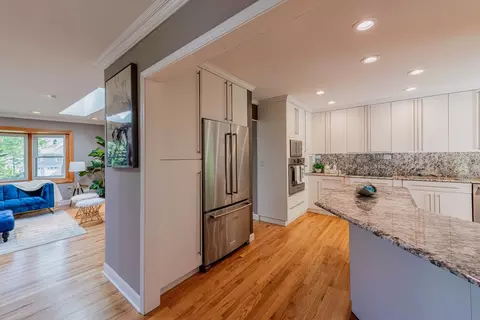 Kitchen - 945 Heather Ln, Hoffman Estates, IL 60169 photo 4 of 5