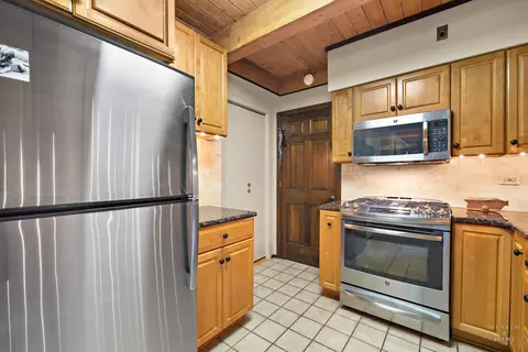 Kitchen - 2709 Sterling Dr, Mchenry, IL 60050 photo 4 of 7