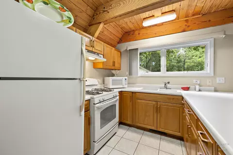 Kitchen - 2709 Sterling Dr, Mchenry, IL 60050 photo 6 of 7