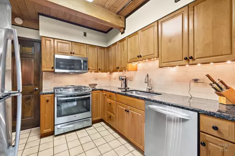 Kitchen - 2709 Sterling Dr, Mchenry, IL 60050 photo 2 of 7