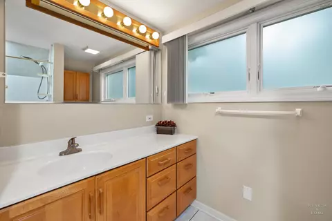 Bath - 2709 Sterling Dr, Mchenry, IL 60050 photo 4 of 5
