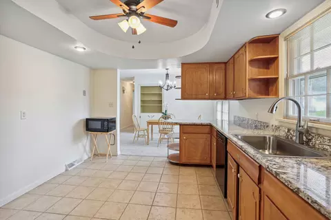 1212 Devonshire Dr, Champaign, IL 61821 photo 13