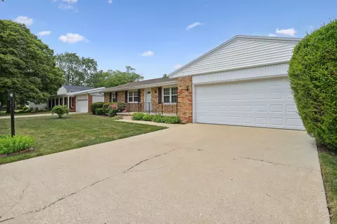 1212 Devonshire Dr, Champaign, IL 61821 photo 2