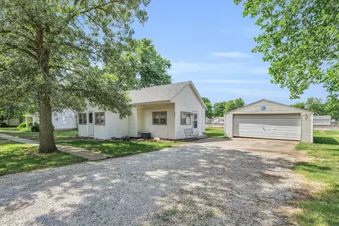 313 E Oliver St, Mansfield, IL 61854 photo 2