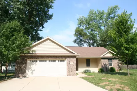 110 Tulip Dr, Mackinaw, IL 61755