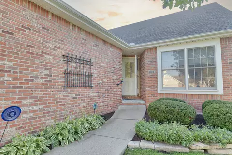 331 Fieldcrest Ct, Normal, IL 61761 photo 2