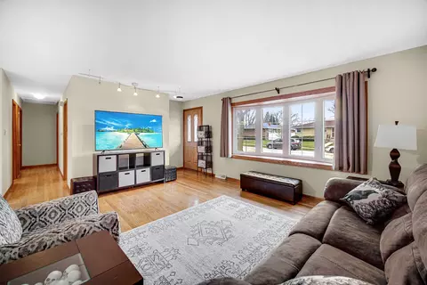 Other - 649 W Ronald Dr, Addison, IL 60101 photo 2 of 8
