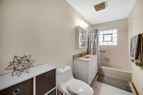 Bath - 649 W Ronald Dr, Addison, IL 60101 photo 1 of 2