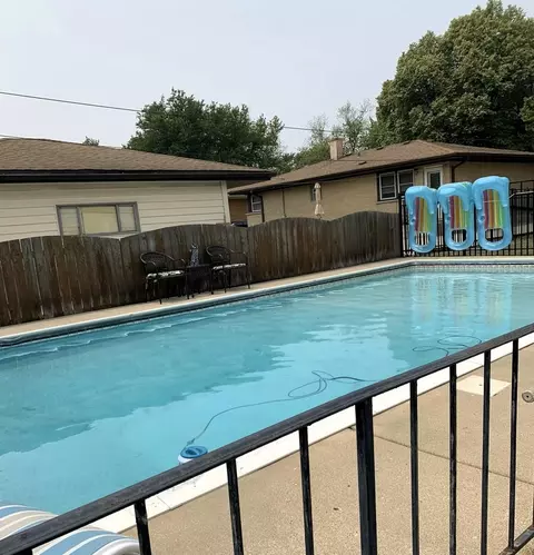 Exterior - 649 W Ronald Dr, Addison, IL 60101 photo 6 of 9