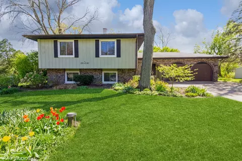 29 W281 Iroquois Ct, Warrenville, IL 60555