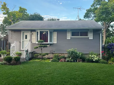 1933 Apache Rd, Waukegan, IL 60087
