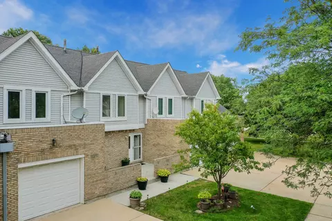 9402 Lindsay St, Orland Hills, IL 60487