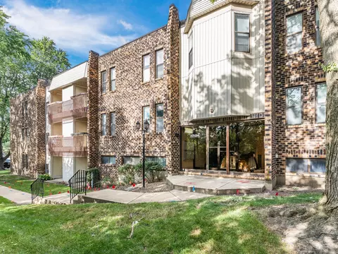 2210 Country Club Drive Unit 2 Ct #2, Woodridge, IL 60517