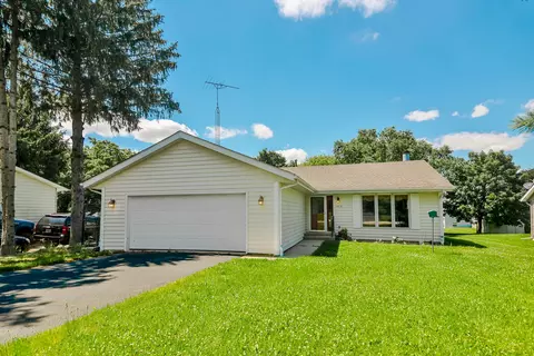 2210 Candlewick Dr, Poplar Grove, IL 61065