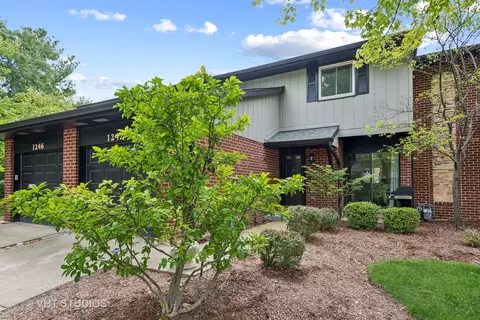 1242 Croydon Ct, Wheaton, IL 60189