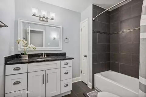 Bath - 1242 Croydon Ct, Wheaton, IL 60189 photo 1 of 1