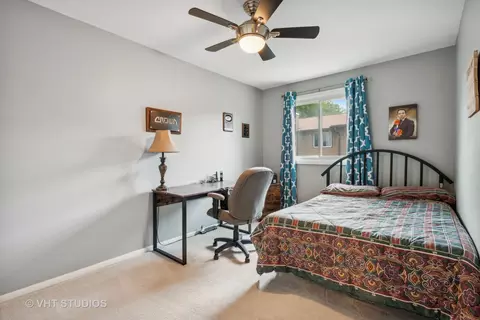 Bedroom - 1242 Croydon Ct, Wheaton, IL 60189 photo 2 of 3