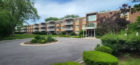 200 Deborah Ln #14A, Wheeling, IL 60090