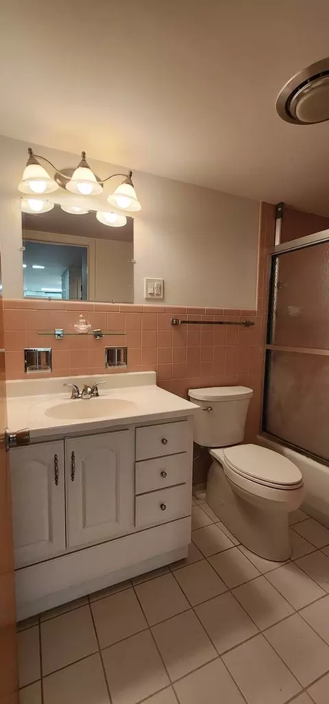 Bath - 200 Deborah Ln #14A, Wheeling, IL 60090 photo 1 of 2