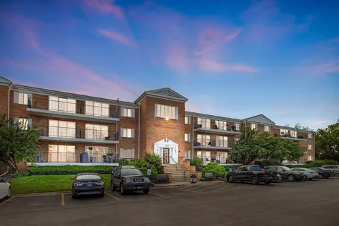 1110 N Farnsworth Ave #206, Aurora, IL 60505