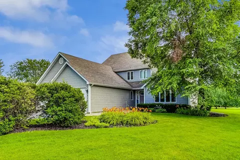 2413 Falcon Ln, Spring Grove, IL 60081