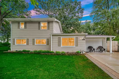 105 Woodcrest Cir, Streamwood, IL 60107