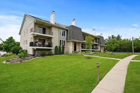 9066 Del Prado Dr #2S, Palos Hills, IL 60465