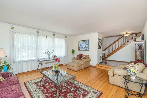 2008 W Mark Ter, Mount Prospect, IL 60056 photo 2