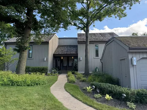 97 W Thornhill Ln #B, Lake Barrington, IL 60010