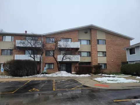 2000 Bayside Dr #303, Palatine, IL 60074