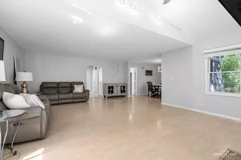 Living - 717 Chestnut Ct, Bartlett, IL 60103 photo 2 of 3