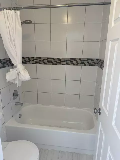 Bath - 717 Chestnut Ct, Bartlett, IL 60103 photo 5 of 6