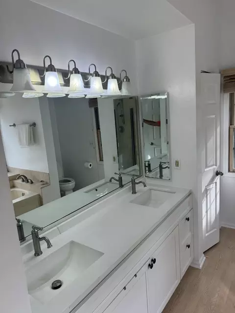 Bath - 717 Chestnut Ct, Bartlett, IL 60103 photo 2 of 6