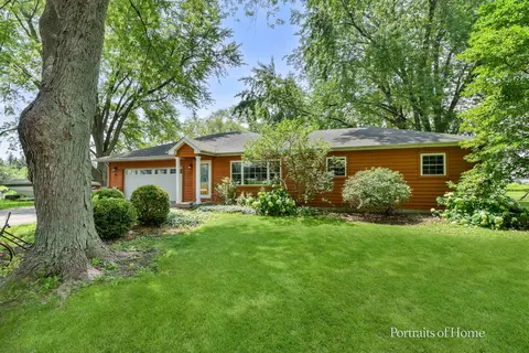 27 W Rickard Dr, Oswego, IL 60543
