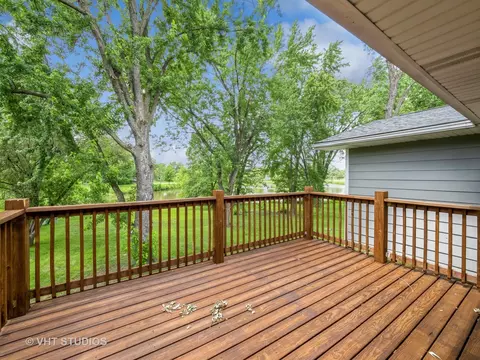 Exterior - 960 Hillcrest Blvd, Hoffman Estates, IL 60169 photo 2 of 4