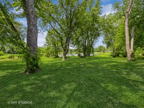 Exterior - 960 Hillcrest Blvd, Hoffman Estates, IL 60169 photo 4 of 4