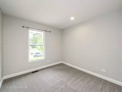 Bedroom - 960 Hillcrest Blvd, Hoffman Estates, IL 60169 photo 3 of 4