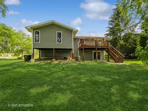Exterior - 960 Hillcrest Blvd, Hoffman Estates, IL 60169 photo 3 of 4