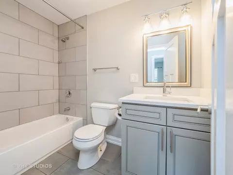 Bath - 960 Hillcrest Blvd, Hoffman Estates, IL 60169 photo 3 of 3