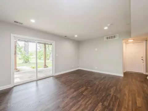 Living - 960 Hillcrest Blvd, Hoffman Estates, IL 60169 photo 2 of 2