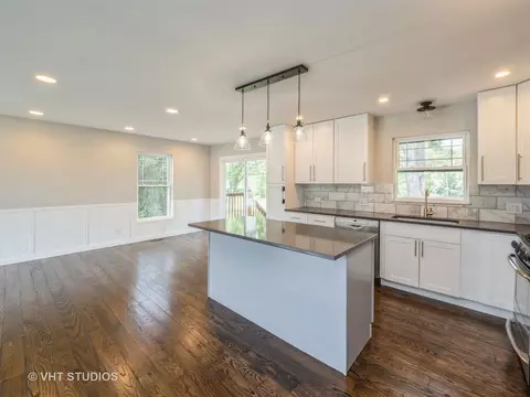Kitchen - 960 Hillcrest Blvd, Hoffman Estates, IL 60169 photo 2 of 2