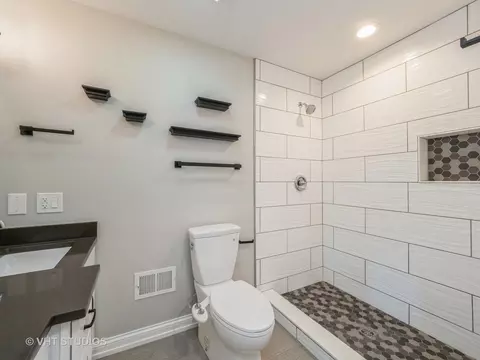 Bath - 960 Hillcrest Blvd, Hoffman Estates, IL 60169 photo 2 of 3